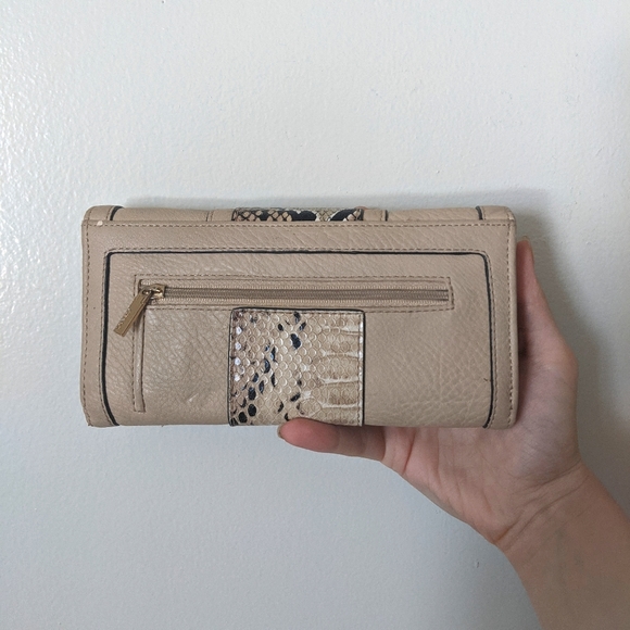 2/$20 💛 Gussaci Wallet with Snake Skin Design - Picture 2 of 3